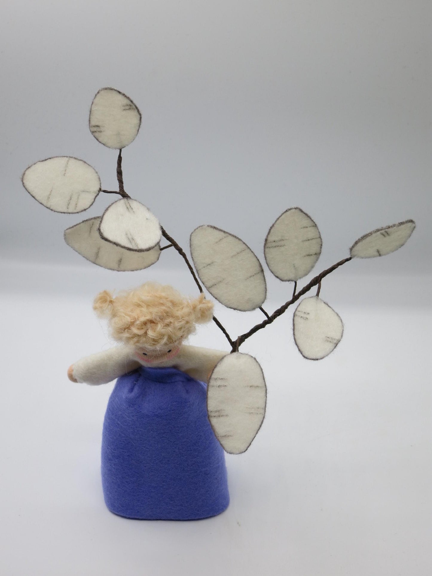 Ganzansicht des Silberlings Art. HE41 mit ausladendem Zweig aus silbrigen Fruchtscheiben, Waldorf-Blumenkind.