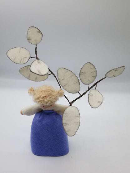 Ganzansicht des Silberlings Art. HE41 mit ausladendem Zweig aus silbrigen Fruchtscheiben, Waldorf-Blumenkind.
