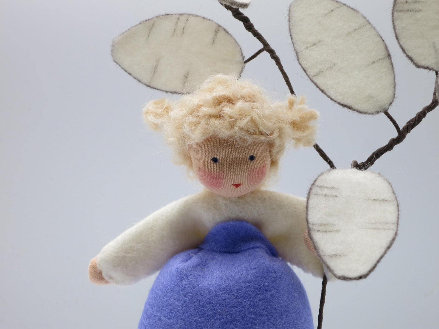 Nahaufnahme des Gesichts vom Silberling Art. HE41, Waldorf-Blumenkind mit Mondviolen-Zweig.