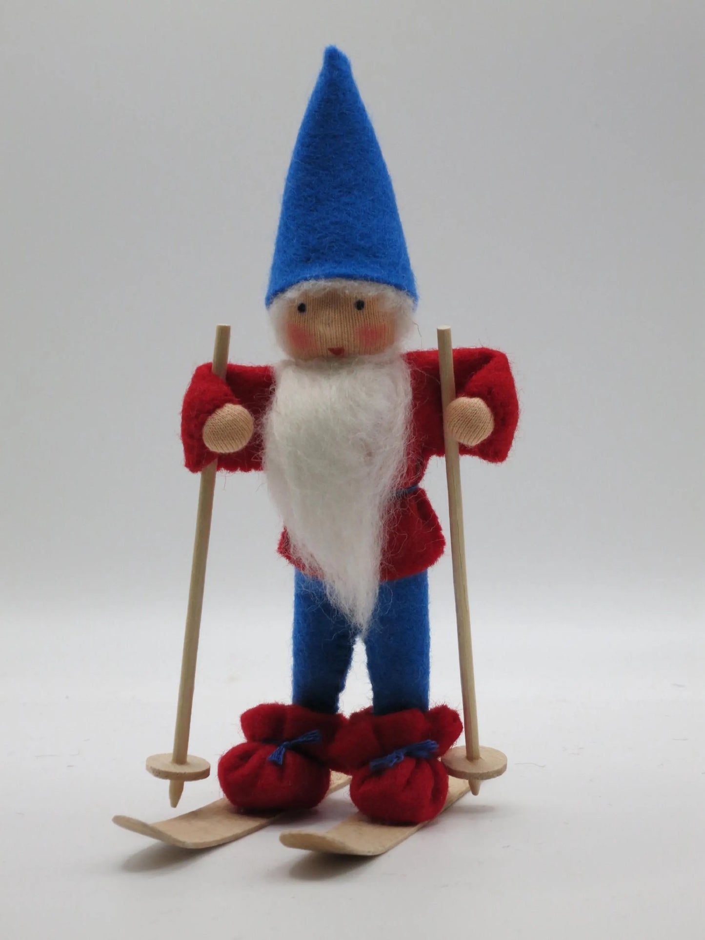 Ski-Zwerg Blumenkind mit blauer Mütze auf Holzskiern, Waldorf Jahreszeitentisch Art. WI10