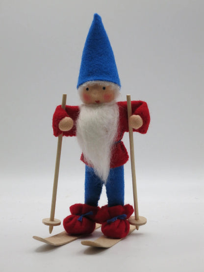 Ski-Zwerg Blumenkind mit blauer Mütze auf Holzskiern, Waldorf Jahreszeitentisch Art. WI10