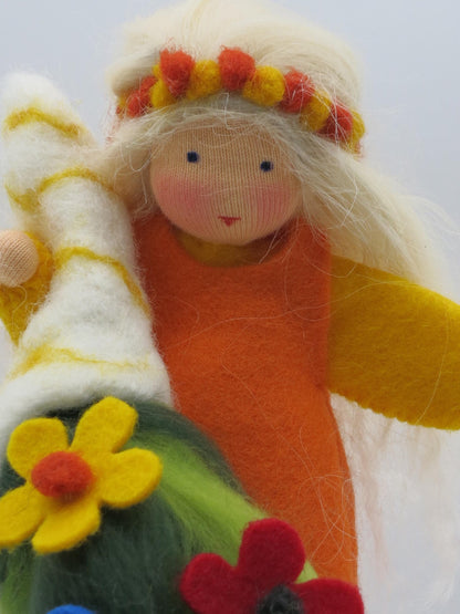Porträt der Sommerfigur mit blondem Wollhaar, rot-gelbem Blumenkranz und orange-gelbem Filzgewand
