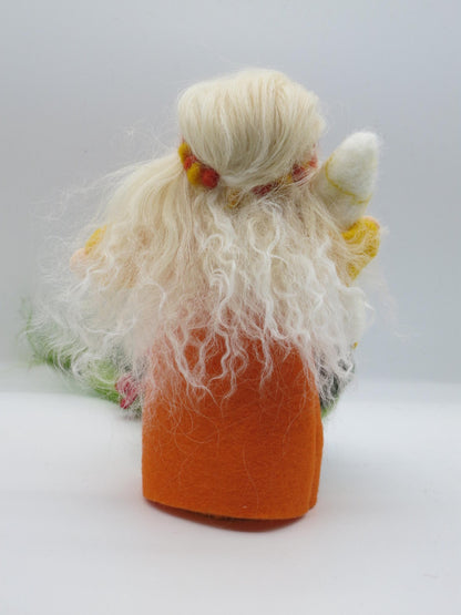 Rückansicht der Sommerfigur mit langem lockigem Blondhaar, rot-gelbem Blumenkranz und orangefarbenem Filzkleid
