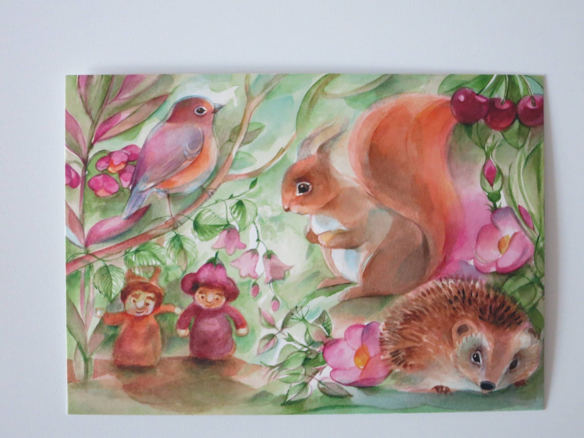 Postkarte Sommer von Marie Laure Viriot – Rotkehlchen, Eichhoernchen, Igel und Wichtel