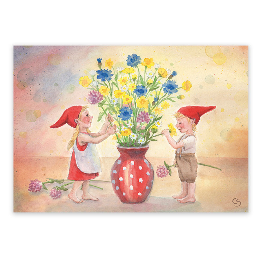 Postkarte Sommerblumen von Corinna Schwerdtfeger – zwei Wichtelkinder ordnen Wiesenblumenstrauss