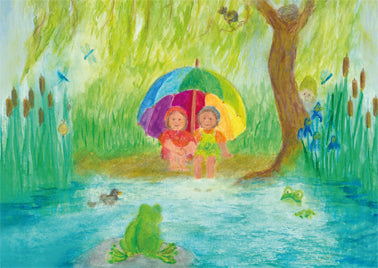Waldorf Postkarte Sommerregen am Froschteich von Anke Christel-Weidemann: Kinder unter Regenschirm am Teich mit Fröschen und Enten