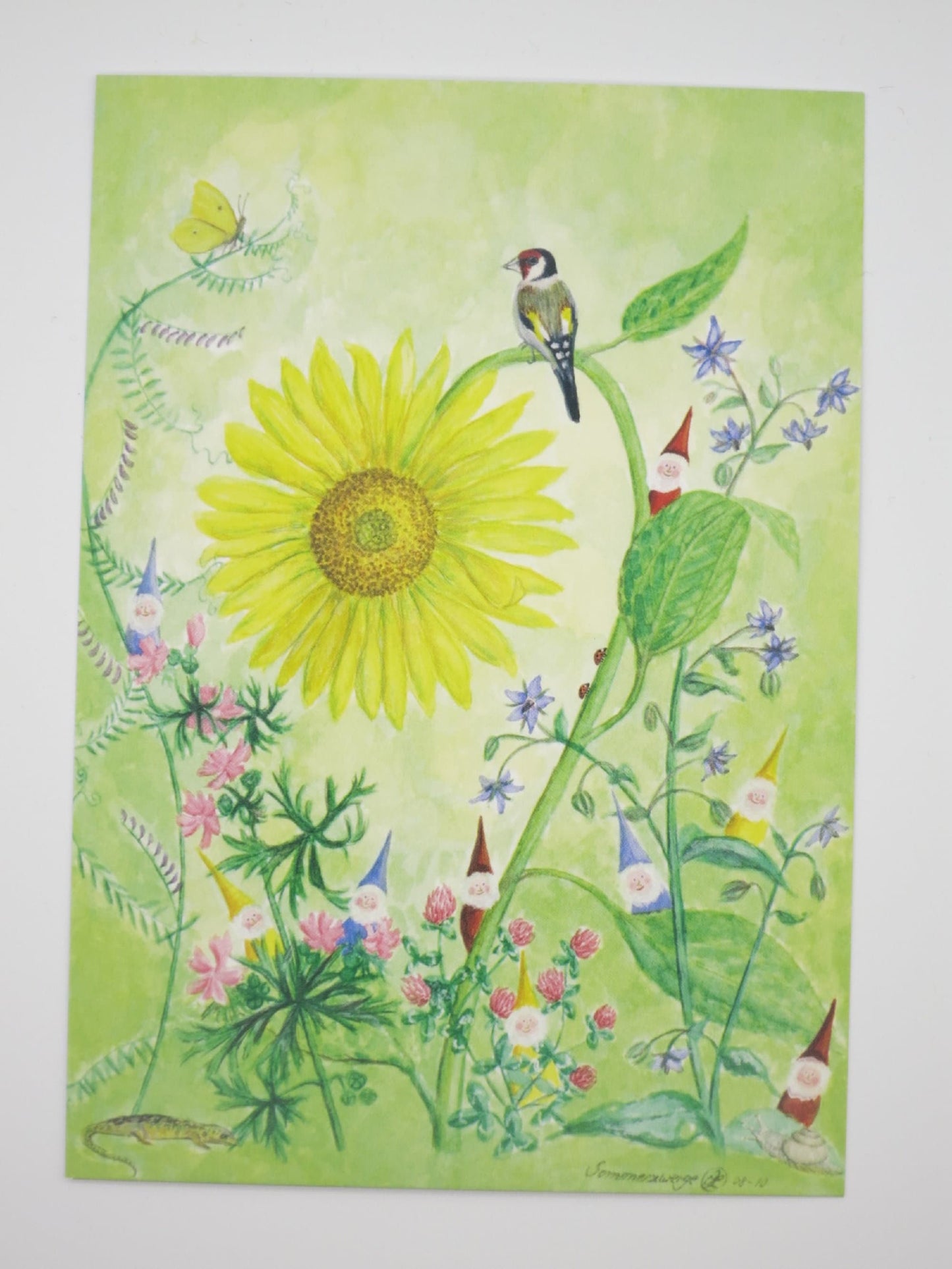 Waldorf Postkarte Sommerzwerge von Anna Malten – Wichtel-Suchbild mit Sonnenblume und Stieglitz