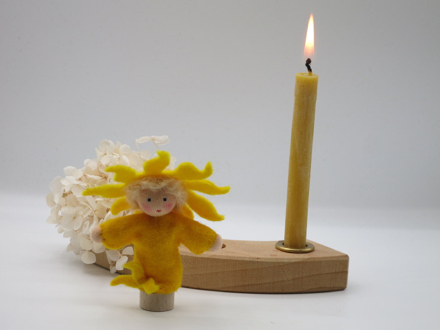 Sonne-Geburtstagsring-Stecker aus Wollfilz mit Kerze und Hortensie, Waldorf-Jahreszeitentisch
