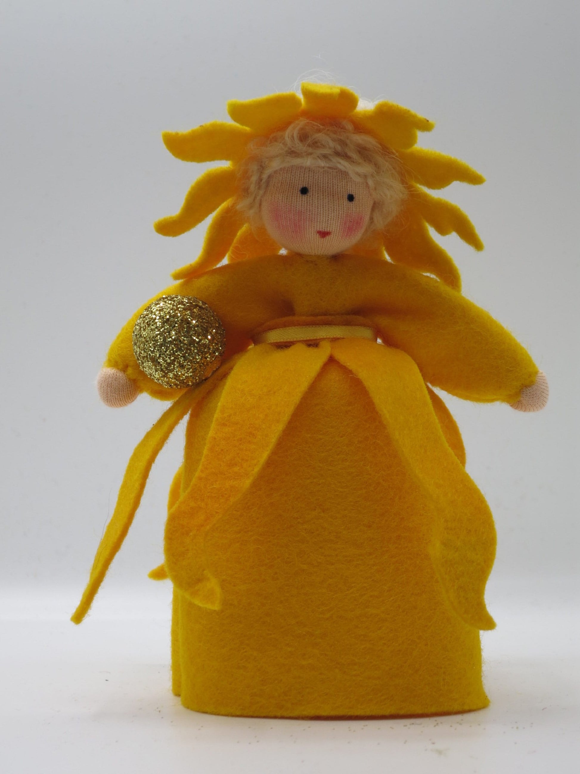 Sonnen-Mädchen-Blumenkind hält die glitzernde goldene Sonnenkugel im Arm, Wollfilz-Handarbeit.