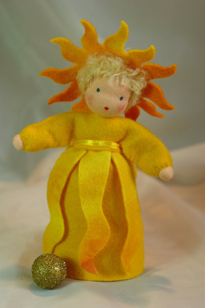 Sonnen-Mädchen-Blumenkind aus Wollfilz mit lockigem Haar und spitz zulaufendem Strahlenkranz in Gelb-Orange.