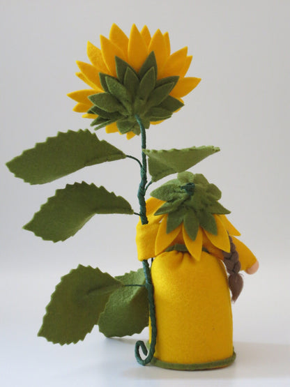 Zweite Sonnenblumen-Variante mit dicht gefüllter, mehrschichtiger Blüte ohne erkennbare braune Mitte.