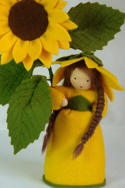 Sonnenblume-Blumenkind mit geflochtenem Zopf unter dem Blütenblatt-Hütchen, Wollfilzfigur für den Jahreszeitentisch.