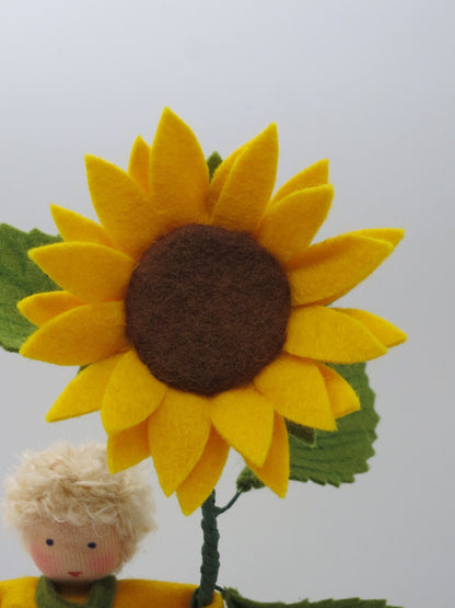 Frontalansicht der Sonnenblumenblüte am Wollfilz-Blumenkind, Waldorf Jahreszeitentisch.