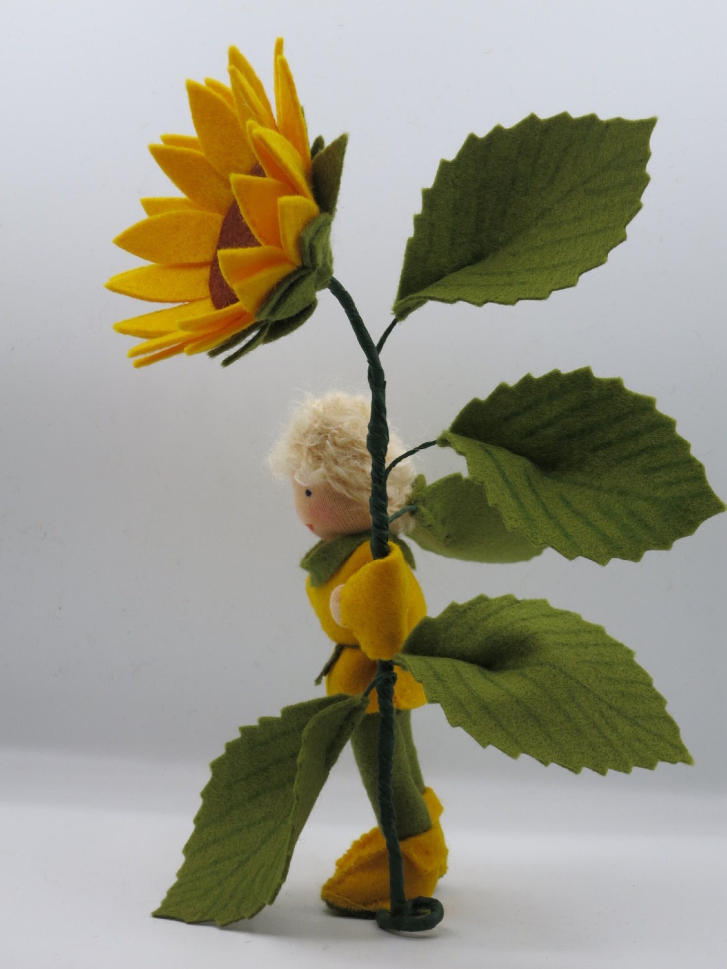Nahaufnahme der Sonnenblumenblüte mit dunkelbraunem Blütenkorb am Wollfilz-Blumenkind.