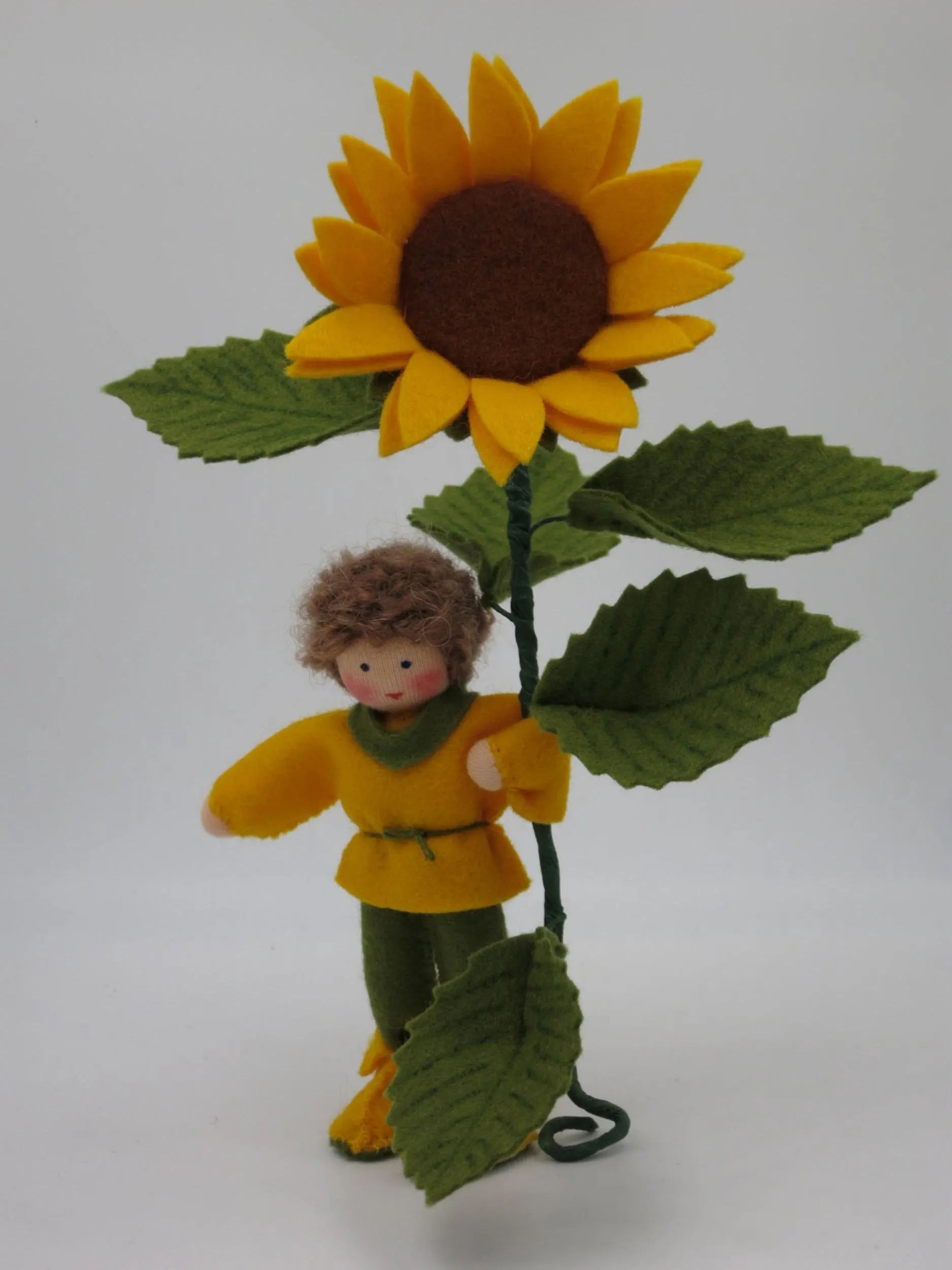 Sonnenblumen-Junge braune Haarvariante mit großer Sonnenblume, Wollfilzfigur für den Waldorf Jahreszeitentisch.