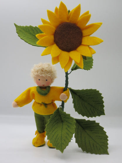 Sonnenblumen-Junge blonde Variante mit gelbem Oberteil und grünem Kragen, Gesamtansicht.