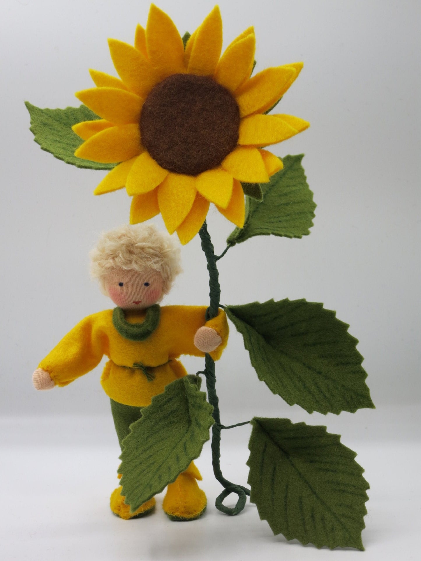 Sonnenblumen-Junge als Blumenkind aus Wollfilz für den Waldorf Jahreszeitentisch, blonde Variante mit großer Sonnenblume.
