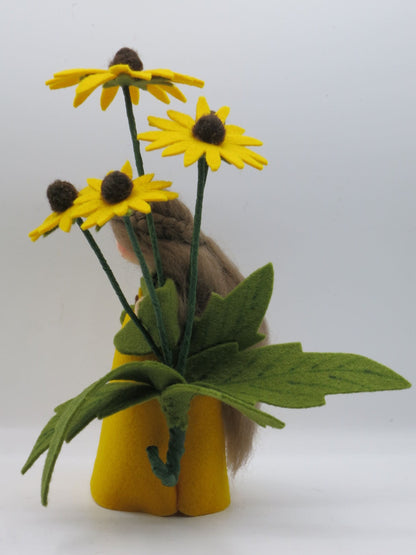 Detailansicht der grünen Filzblätter am Sonnenhut-Blumenkind