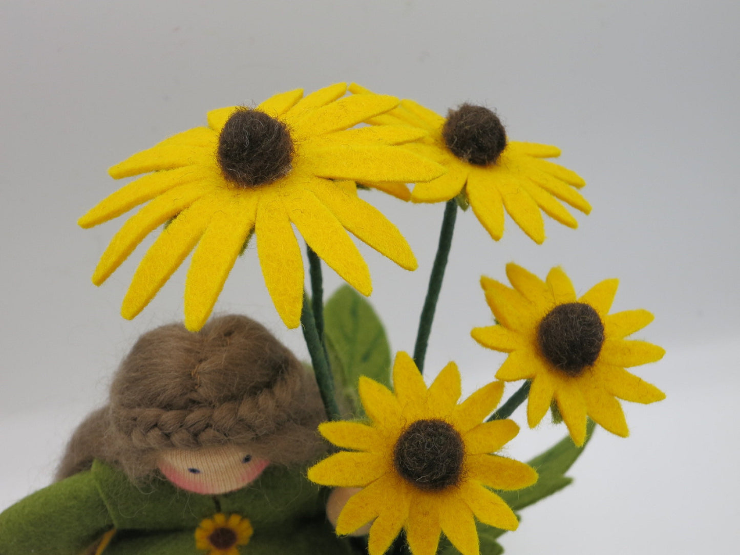 Gesamtansicht des Sonnenhut-Blumenkindes mit gelbem Kleid und Blütenzweig