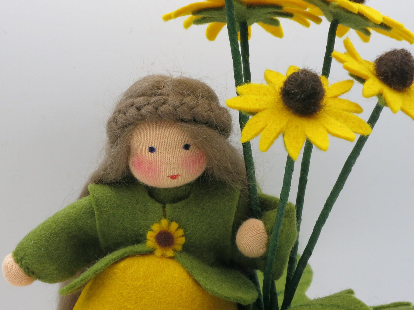Nahaufnahme des Gesichts vom Sonnenhut-Blumenkind mit Blütenbrosche