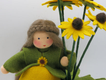Nahaufnahme des Gesichts vom Sonnenhut-Blumenkind mit Blütenbrosche
