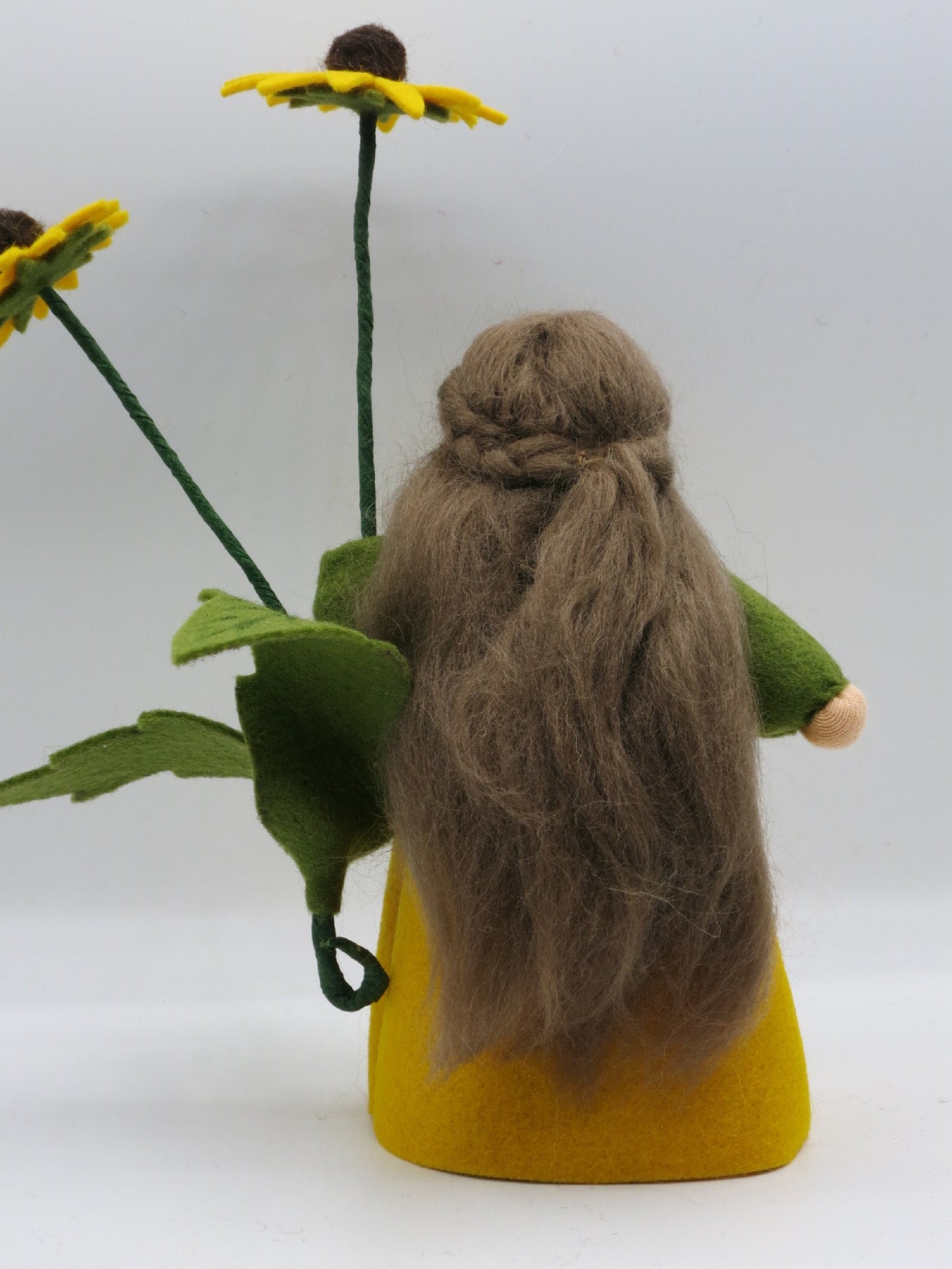 Rückansicht des Sonnenhut-Blumenkindes mit hohen Blütenstielen