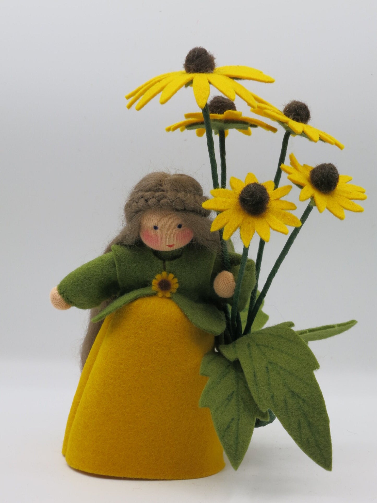 Sonnenhut Waldorf-Blumenkind aus Wollfilz mit fünf gelben Blüten und dunklen Blütenkegeln