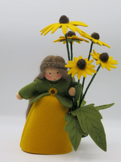 Sonnenhut Waldorf-Blumenkind aus Wollfilz mit fünf gelben Blüten und dunklen Blütenkegeln
