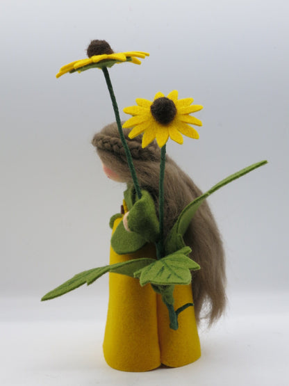 Seitenansicht des Sonnenhut-Blumenkindes mit gelben Filzblüten