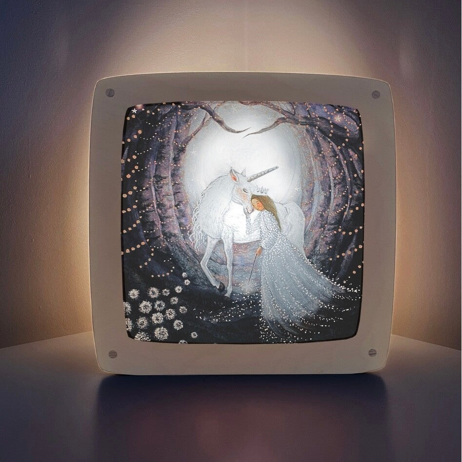 Stardust Unicorn Toverlux Motiv MO134: Mädchen mit Flügeln umarmt ein weißes Einhorn im mondbeschienenen Winterwald – für die Magische Lampe und das Kinderzimmer