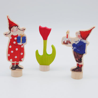 Steckfiguren Pippa mit Geschenk, Tulpe und Pelle mit Geburtstagstorte aus dem Jubiläumsset Geburtstage feiern GK36