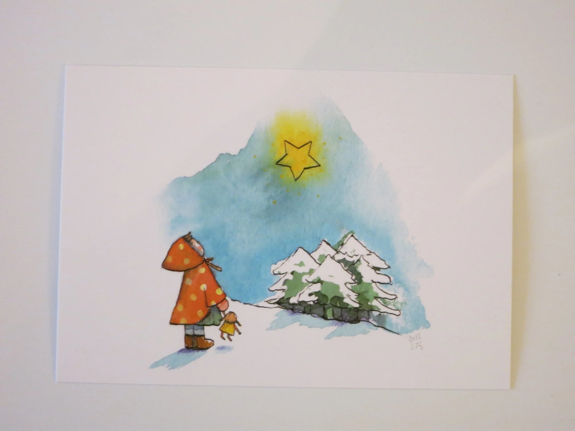 Sternenguckerin Kunst-Postkarte für Kinder – Mädchen mit Puppe blickt zum Stern, Aquarell von Stefanie Messing, Winter-Jahreszeitentisch