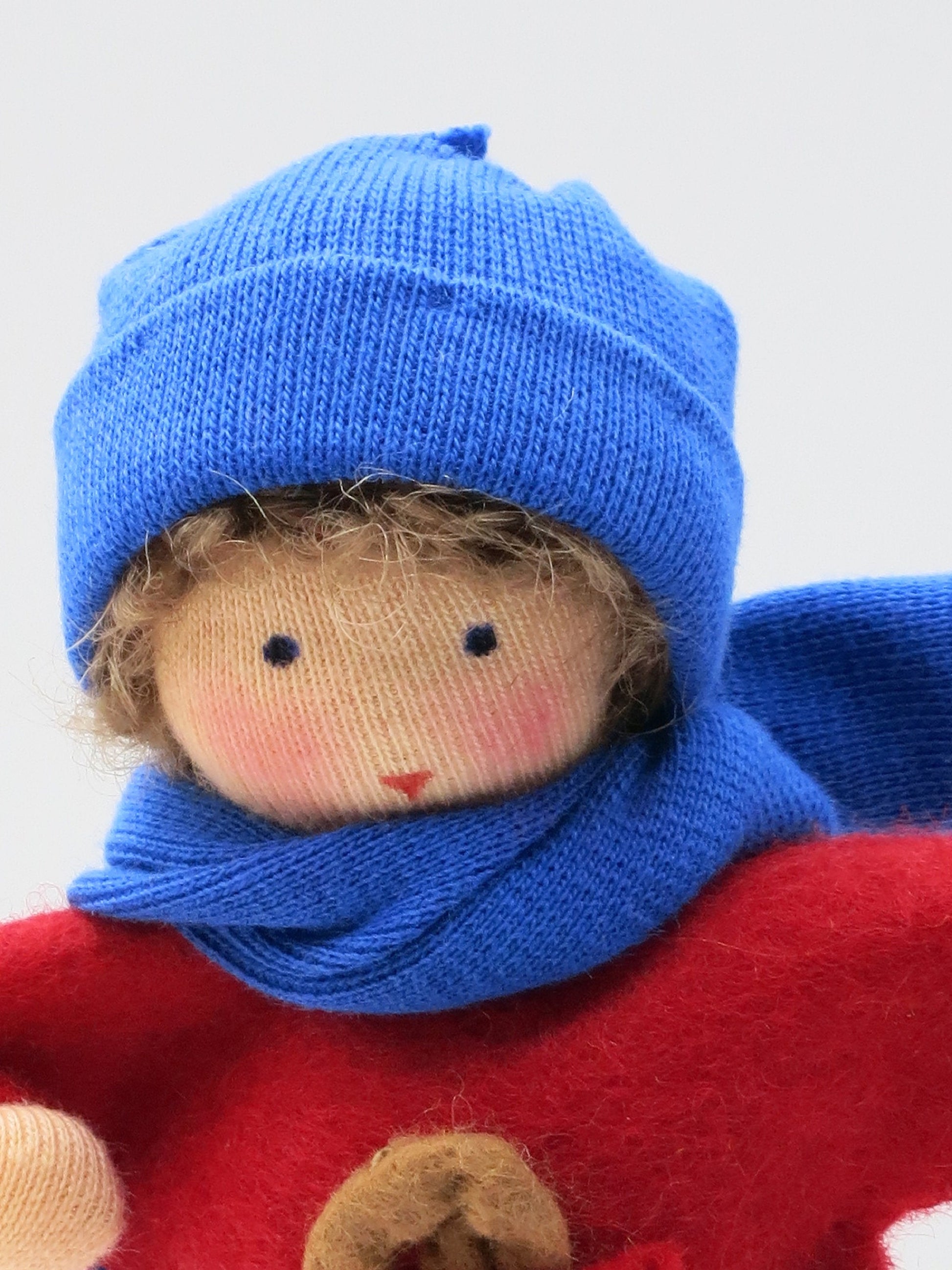 Sternenkind Blumenkind aus Wollfilz, Nahaufnahme Gesicht mit blauer Muetze, Art. HE7