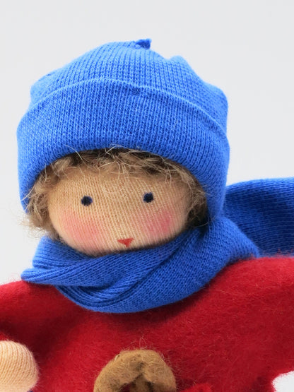 Sternenkind Blumenkind aus Wollfilz, Nahaufnahme Gesicht mit blauer Muetze, Art. HE7
