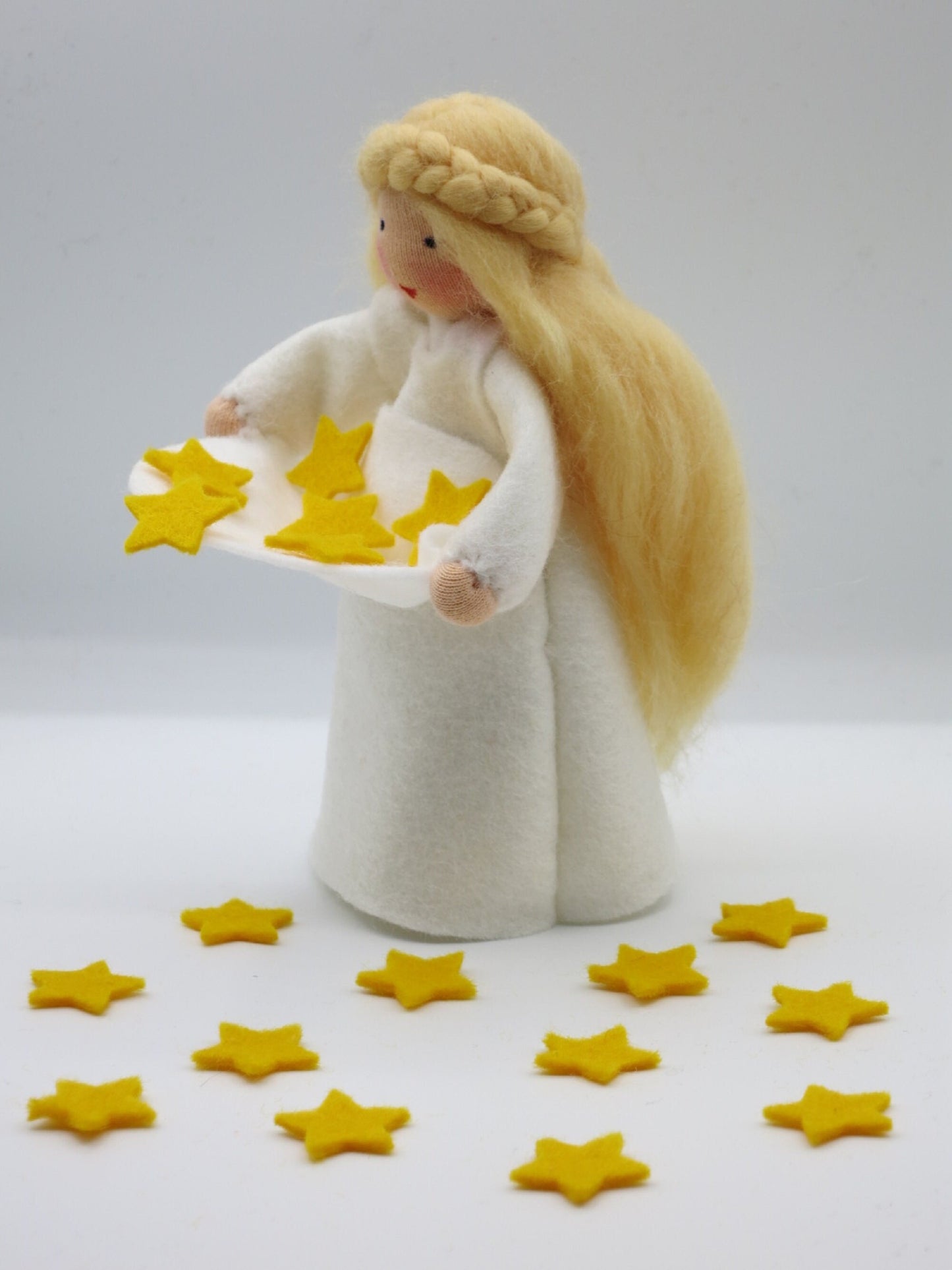 Sterntaler Blumenkind Seitenansicht mit Filzsternen auf dem Tüchlein, Art. WI32
