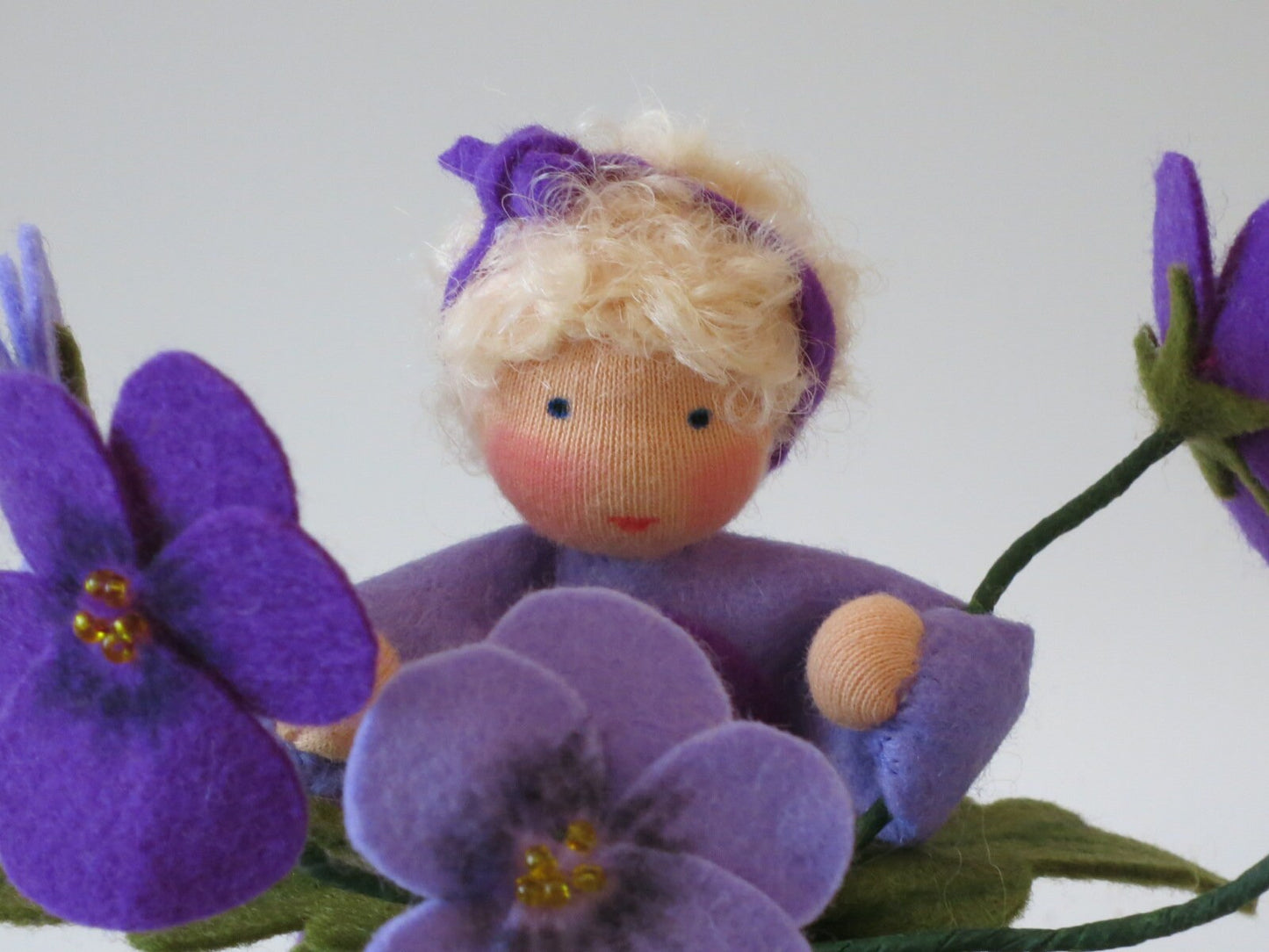 Detailansicht einer blauen Stiefmütterchen-Blüte aus Filz
