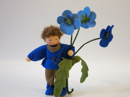 Stiefmütterchen-Junge aus Wollfilz mit blauen Filzblüten, Waldorf-Jahreszeitentisch Sommer