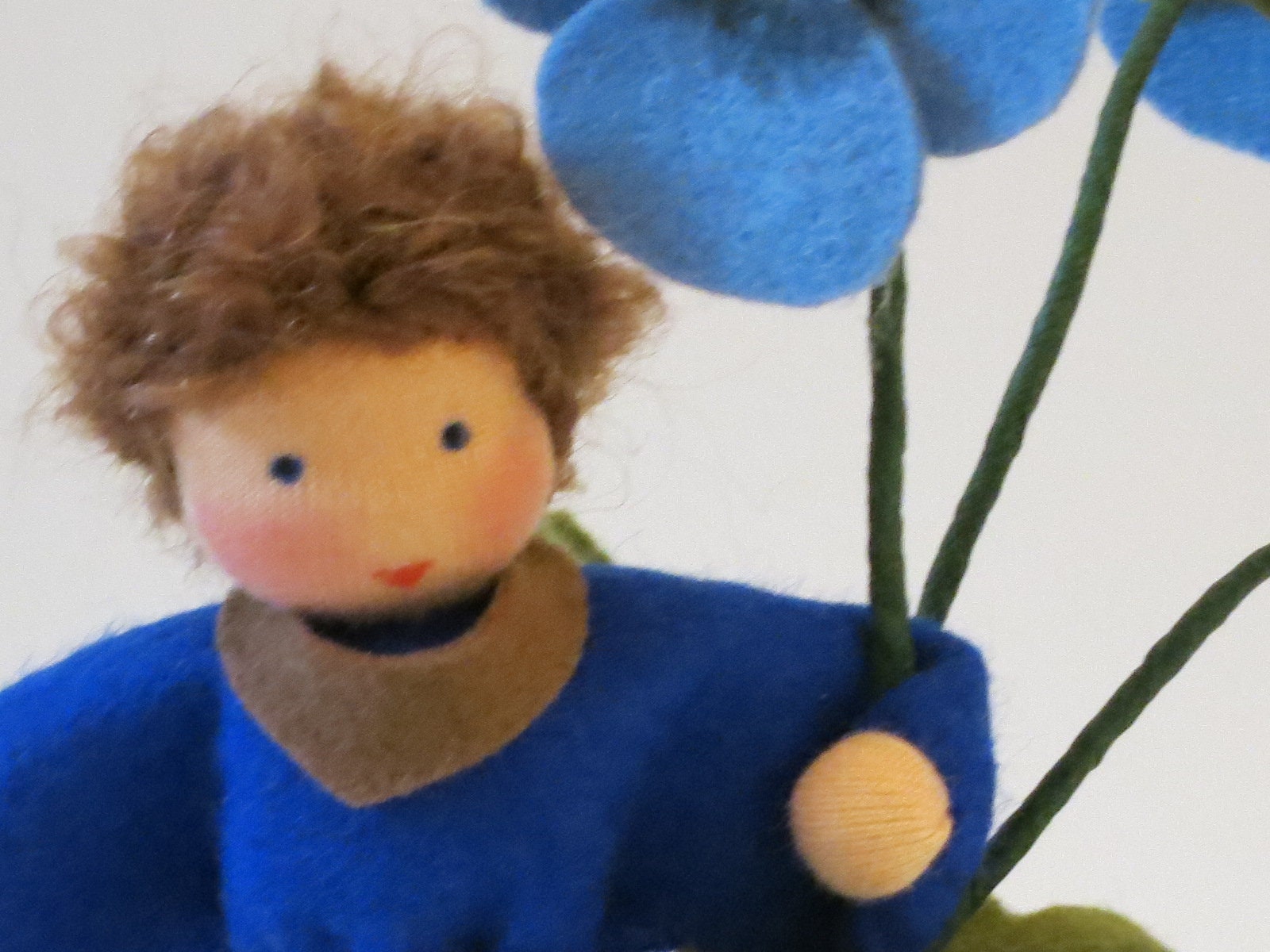 Gesichtsdetail des Stiefmütterchen-Jungen aus Wollfilz, Waldorf-Jahreszeitentisch