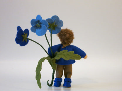Rückansicht des Stiefmütterchen-Jungen aus Wollfilz, Waldorf-Jahreszeitentisch Sommer