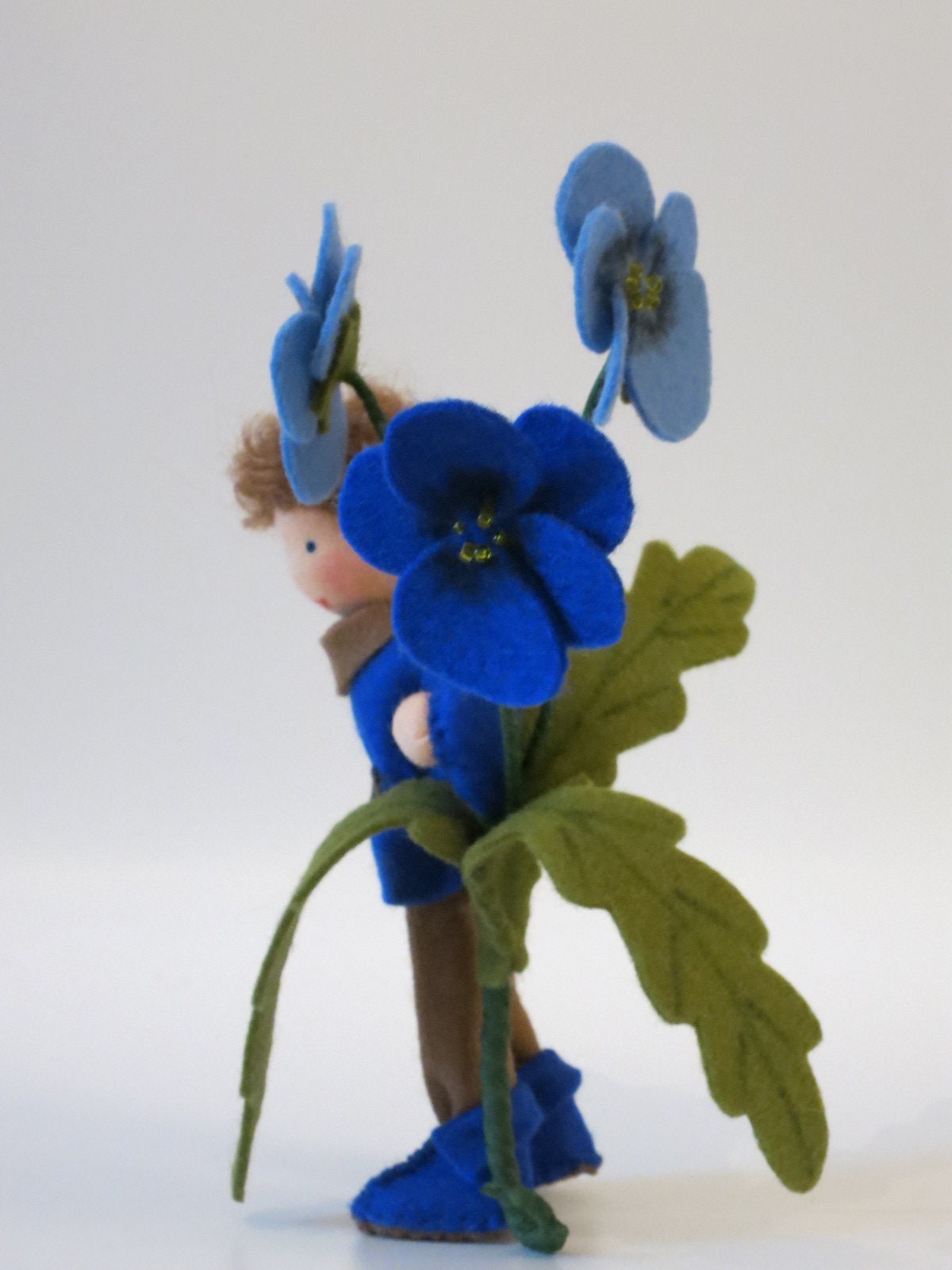 Seitenansicht Stiefmütterchen-Junge mit blauer Filzblüte, Waldorf-Handarbeit
