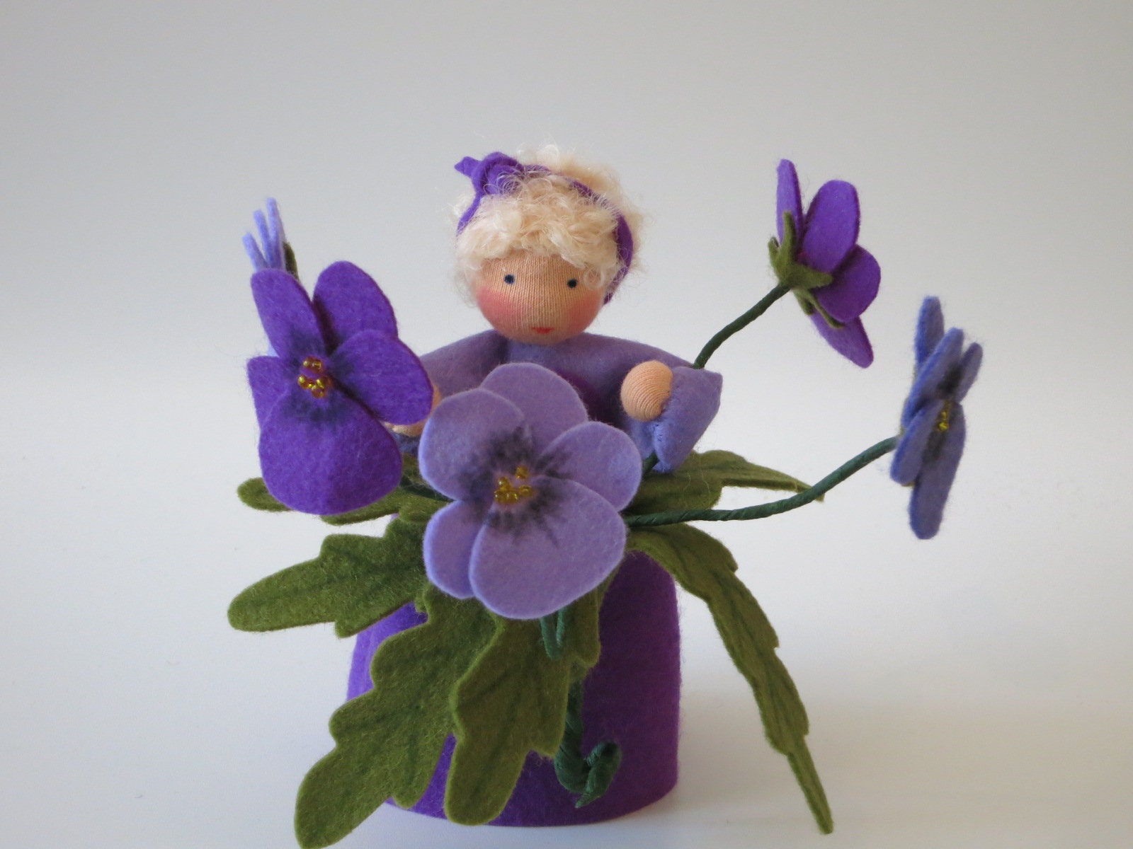 Stiefmütterchen-Blumenkind für den Waldorf Jahreszeitentisch