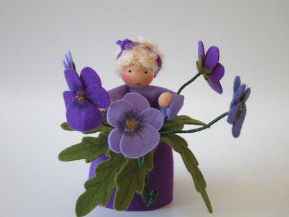 Stiefmütterchen-Blumenkind für den Waldorf Jahreszeitentisch