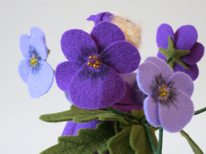 Rückansicht des Stiefmütterchen-Waldorf-Blumenkindes