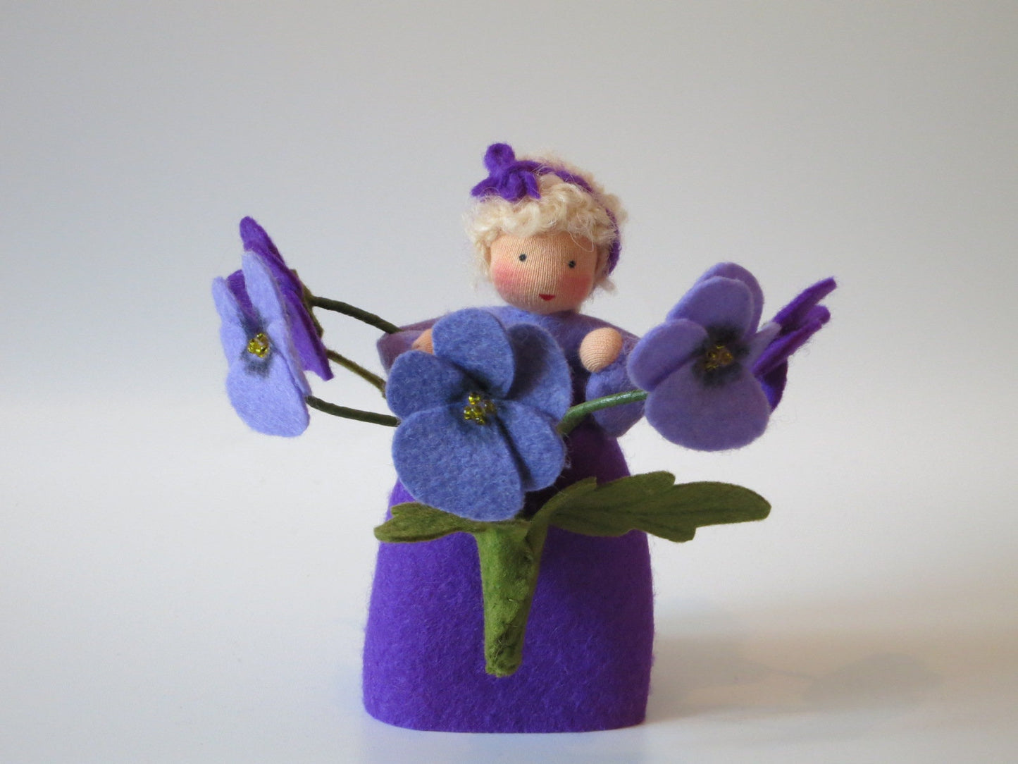 Seitenansicht des Stiefmütterchen-Blumenkindes mit violetten Blüten