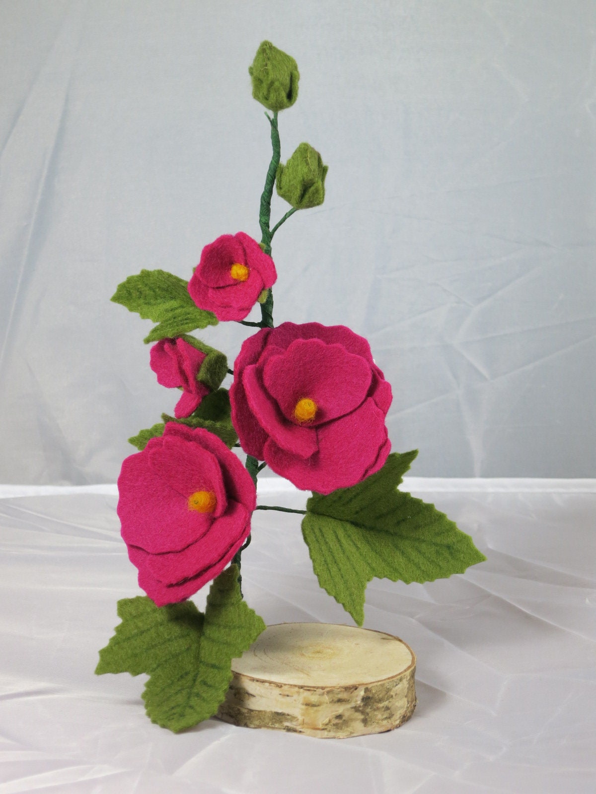 Nahaufnahme einer einzelnen pink-magentafarbenen Stockrosenblüte aus Filz