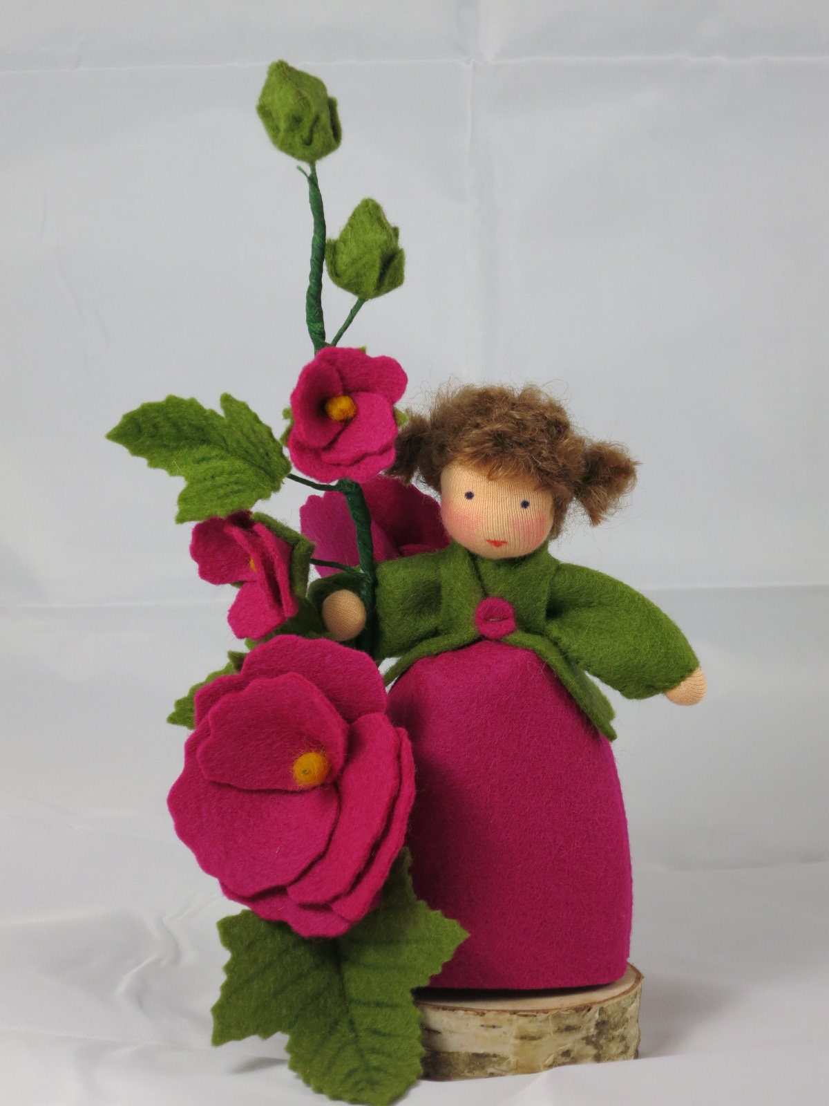 Detailansicht des Stockrosen-Blütenzweigs mit offenen Blüten und Knospen
