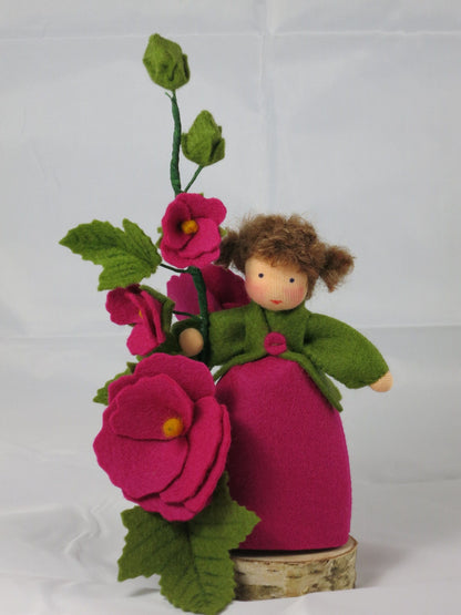 Detailansicht des Stockrosen-Blütenzweigs mit offenen Blüten und Knospen