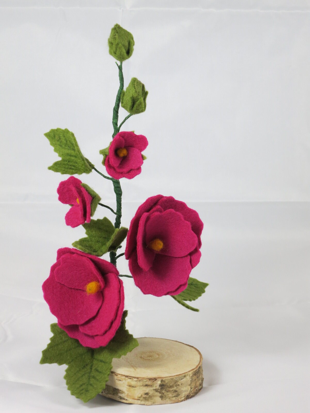 Nahaufnahme des Gesichts vom Stockrosen-Blumenkind mit braunem Lockenhaar