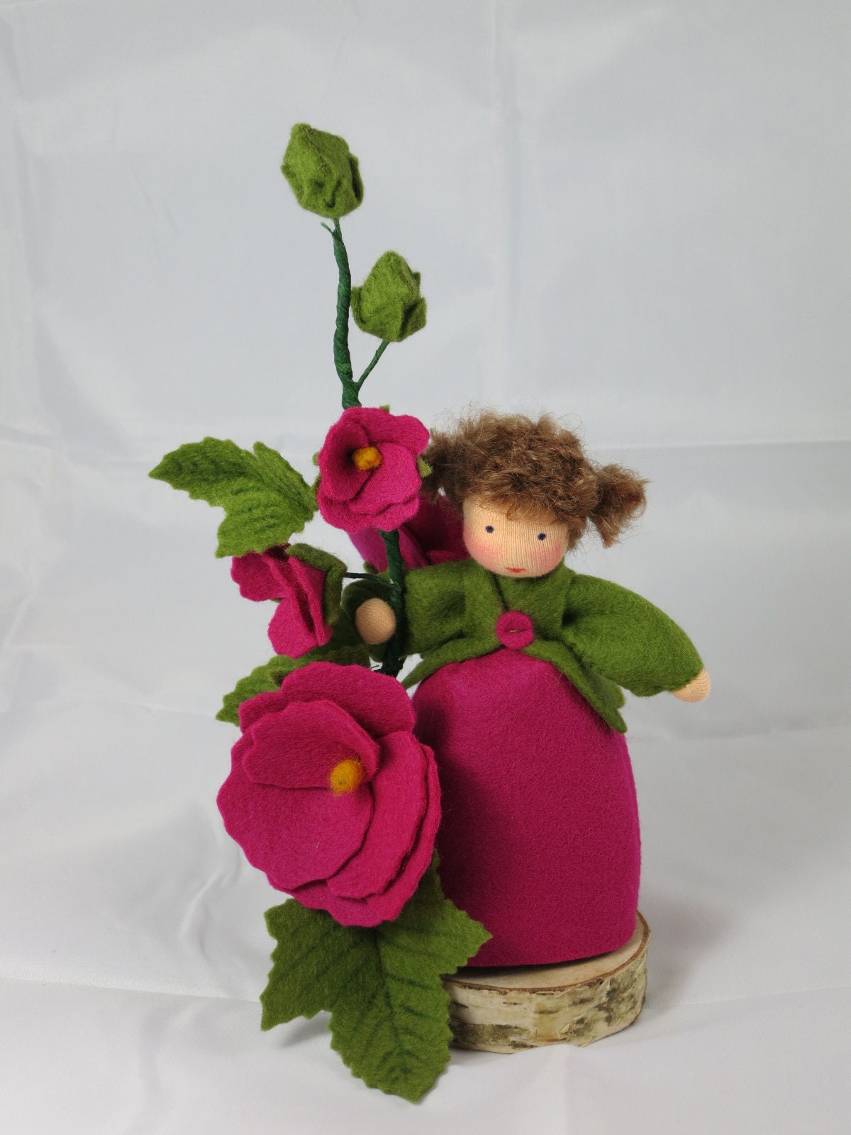 Stockrose Waldorf-Blumenkind auf Birkenholzsockel mit mehreren pink-magentafarbenen Blüten