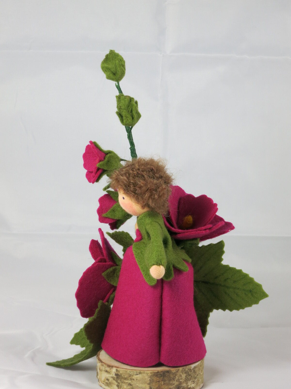 Rückansicht des Stockrosen-Waldorf-Blumenkindes auf dem Birkenholzsockel